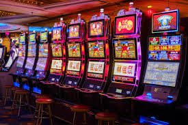 Studio multi-kamera Texas Hold'em Bonus menampilkan dealer profesional dengan kartu yang jelas terlihat